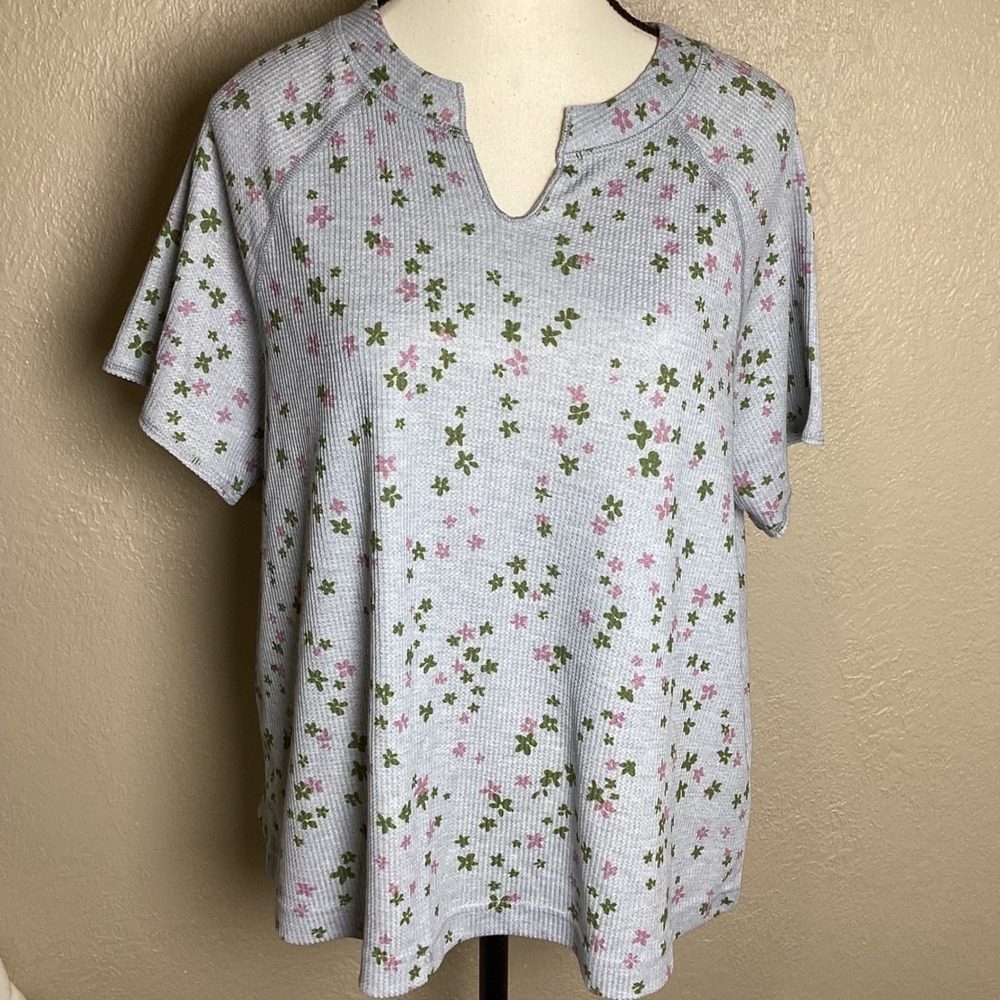 Title Nine Women's XL Gray Floral Waffle Knit Split Neck Raglan Short Sleeve Top